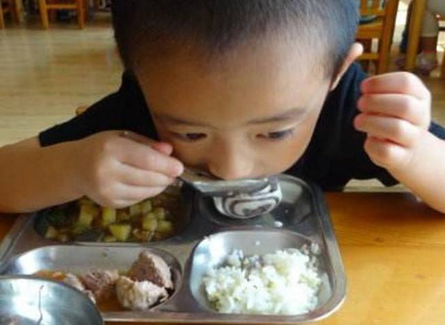 中国小朋友在幼儿园用餐