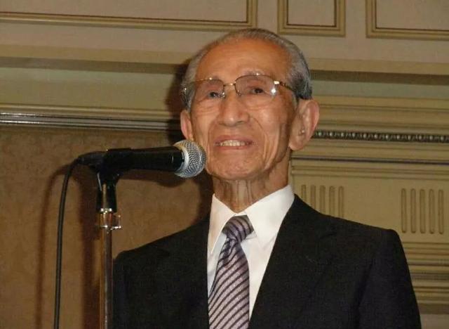 图注:晚年的小野田宽郎四处做报告