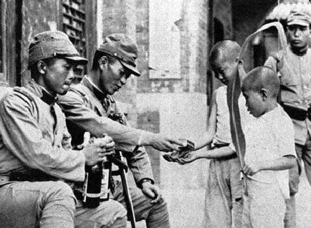 日本侵华老照片,图三看着太虚伪,最后一张太可恨_新浪