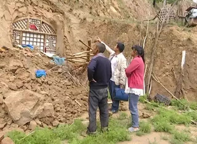 第一书记帮扶工作暖民心 村民感激送牌匾