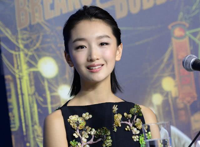 女星耍大牌,吴莫愁穿袜子让3人伺候一脸享受,