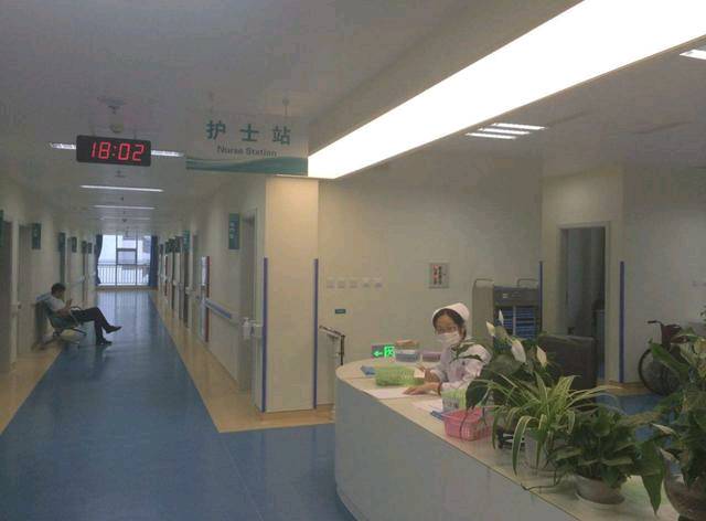 儿子发烧我送他去医院,看到旁边陪床的人后,我转身哽咽不语