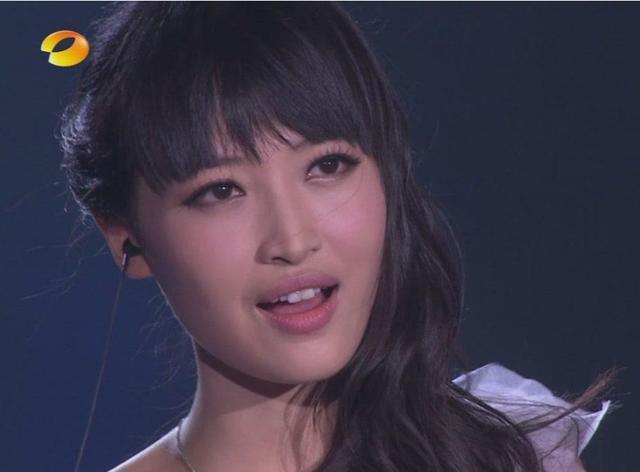 凭借快女出道,撞名男星杨洋而改名,如今和杨幂飙戏变脸认不出