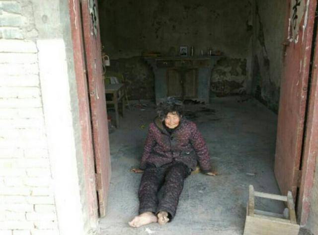 残疾儿子去世后,90岁老奶奶坚强爬行,看着让人心酸落泪