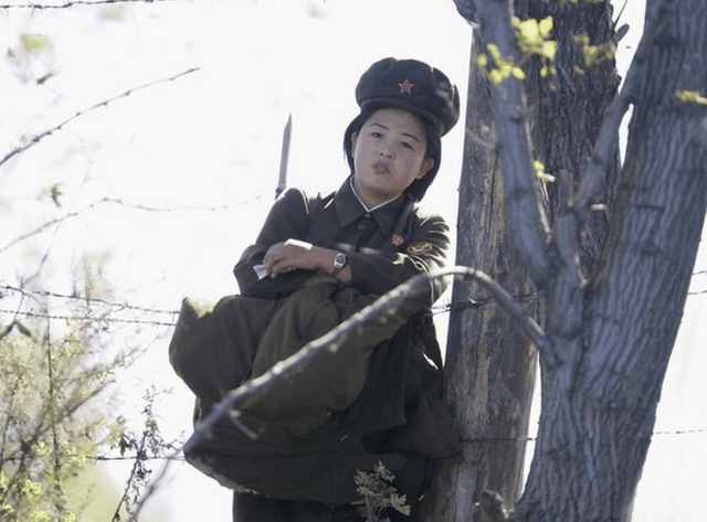 实拍中朝边境线上的朝鲜女兵,忍受寂寞艰苦的