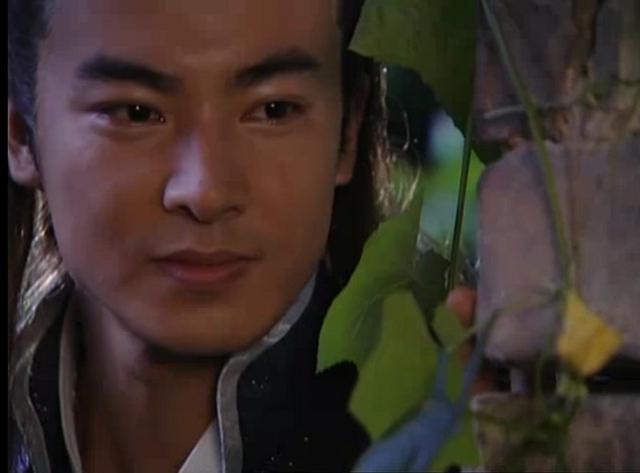 20岁被选入钓鱼台做警卫，因饰连城璧走红，现拥后海上亿四合院