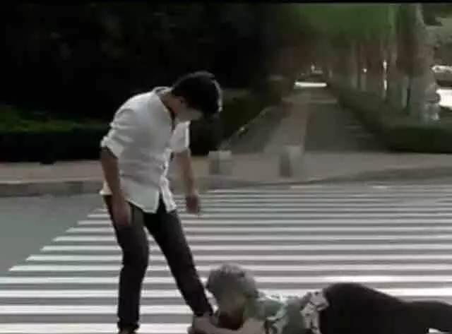 小女孩好心扶起一位老奶奶,却被冤枉是她撞的