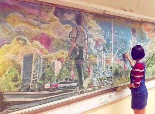 两个高中女生用粉笔画出吉卜力世界!这么美的黑板报谁