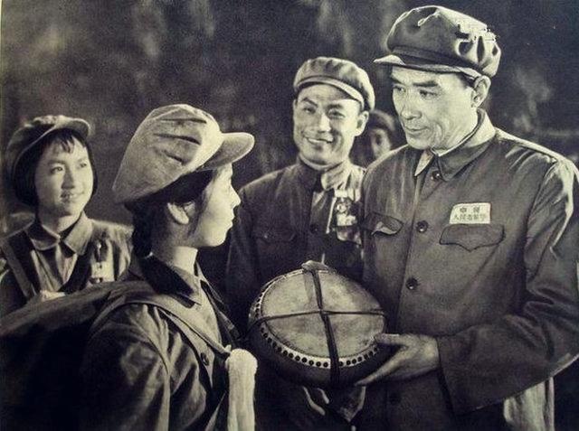 因出演《平原游击队》双枪李向阳闻名,郭振清