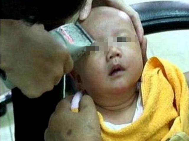 农村奶奶这样给1个月孙女刮眉毛,几个月后全家