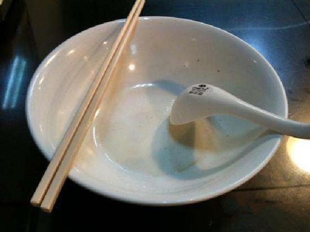 吃完饭的碗里必须一粒米不剩.