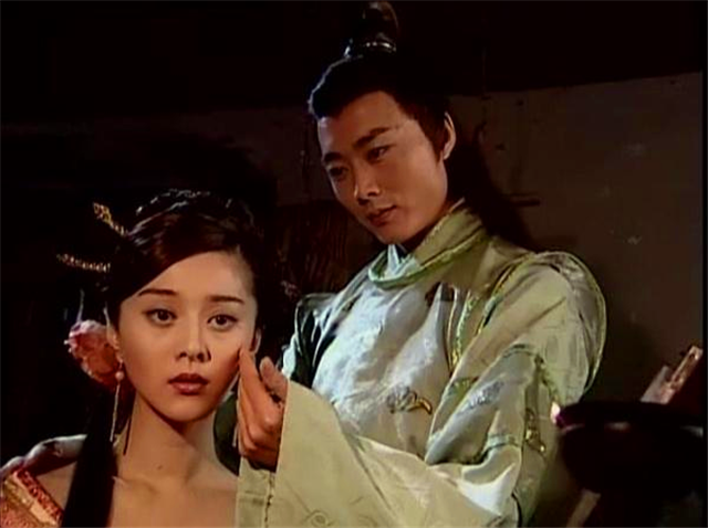 在《爱情宝典之救风尘》中,娱乐圈中的女王范冰冰饰演宋引章,宋引章