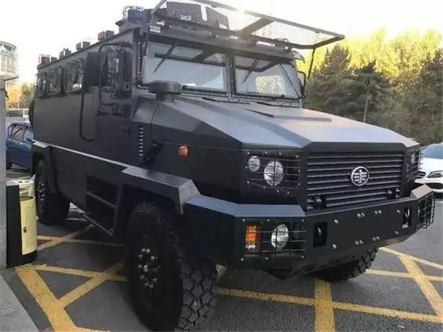 一汽造的防弹车,车身长度超6米,霸气不输乔治巴顿!-新浪汽车