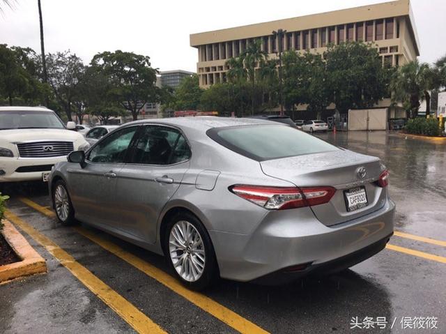 美国实拍2018款全新凯美瑞XLE,甩掉大叔车标