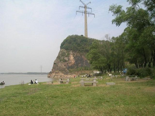 天门山系"夹江对峙"的东梁山