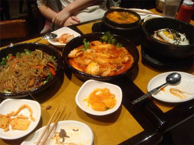 韩国人不会炒菜,吃得再丰盛也只是火锅泡面吃