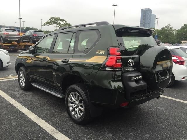 全新丰田普拉多军绿色加车身拉花,彷如穿越十