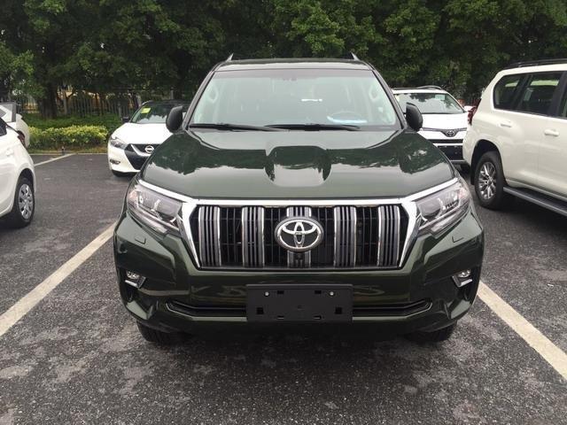 全新丰田普拉多军绿色加车身拉花,彷如穿越十