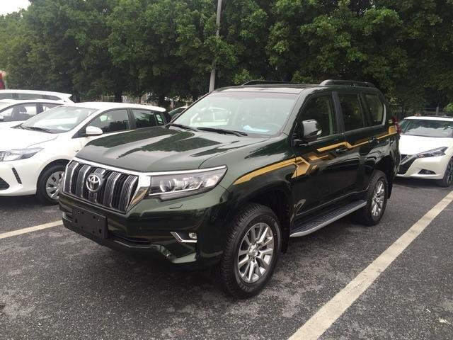 全新丰田普拉多军绿色加车身拉花,彷如穿越十