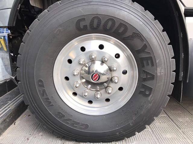 李晨的座驾又多嚣张？旁边120万的埃尔法没它一半高