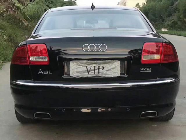 这辆奥迪A8售价15万 外观黑色米内最顶配,车主