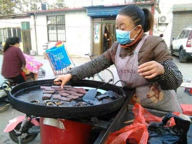 大妈街头卖的这个河南特色小吃, 现做现卖, 5块