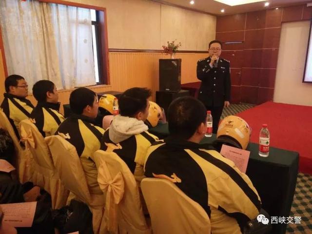 西峡交警对美团外卖骑手开展交通安全知识培