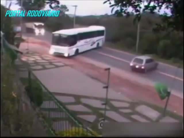 客车违规调头，大货车司机神操作，避免了一场灾难!