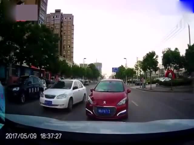 高速路SUV随意超车, 最后殃及面包车车毁人亡