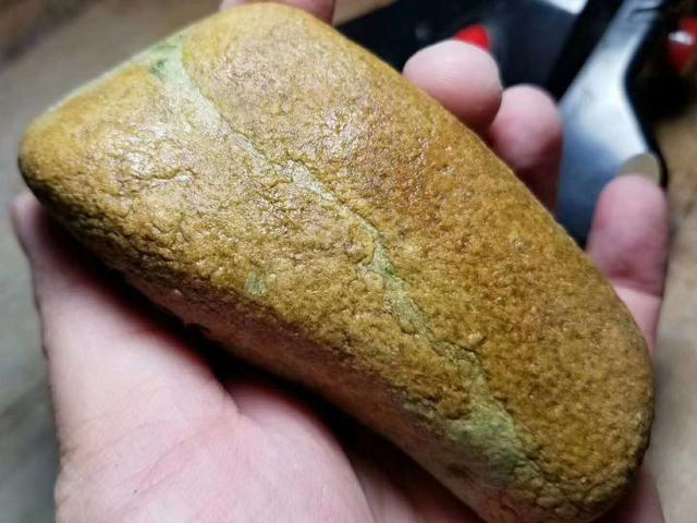 浓缩的精品:美女捡漏的翡翠原石,开出极品帝王绿!