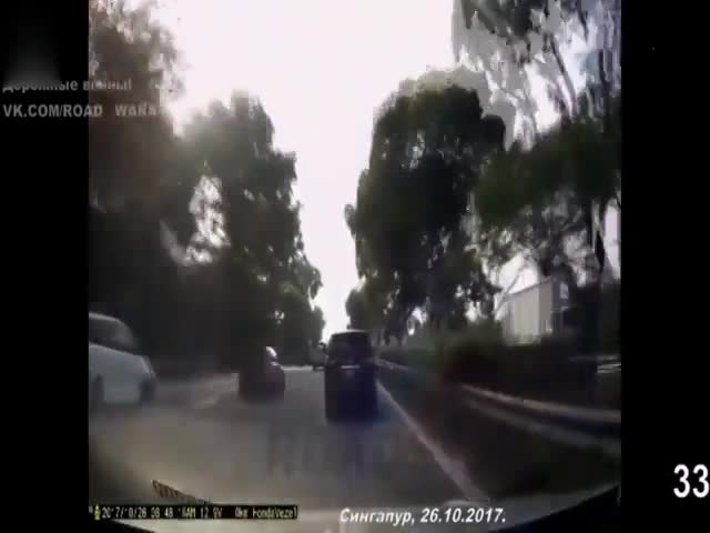 出租车一个急刹, 跟在后面的摩托车惨了