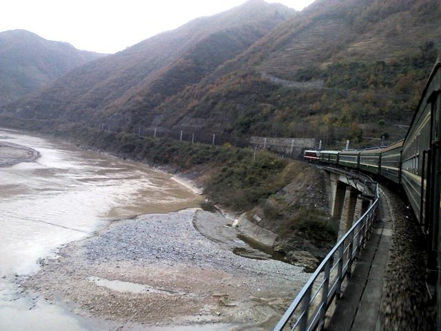 中国最难通行铁路:火车上坡需三辆机车前拉后推,下坡火花四溅
