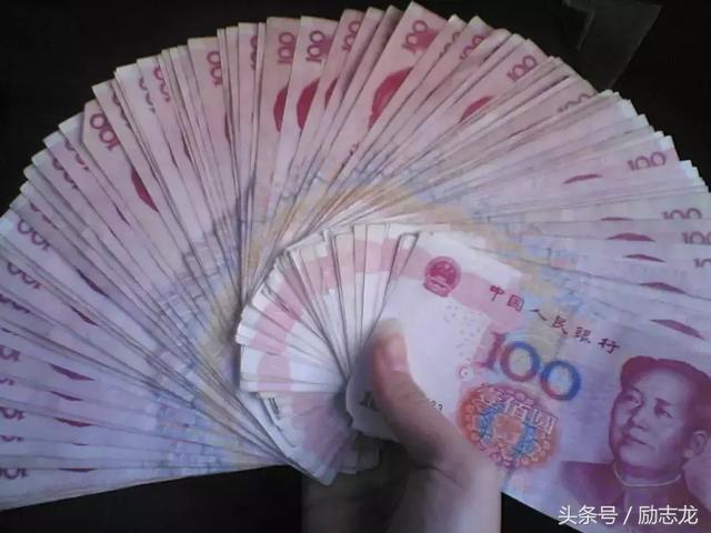 男子在网吧吃住五个月,临走时网吧老板还要给他七千块