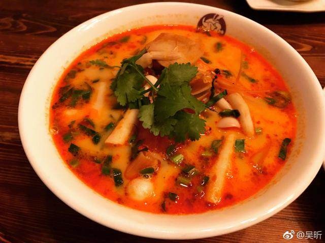 吴昕家的泰国餐厅“泰子椰”口碑爆棚，30块钱就能吃饱，还有...