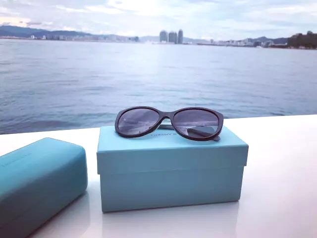 地摊上几十块钱太阳镜和眼镜店Tiffany\/蒂芙尼