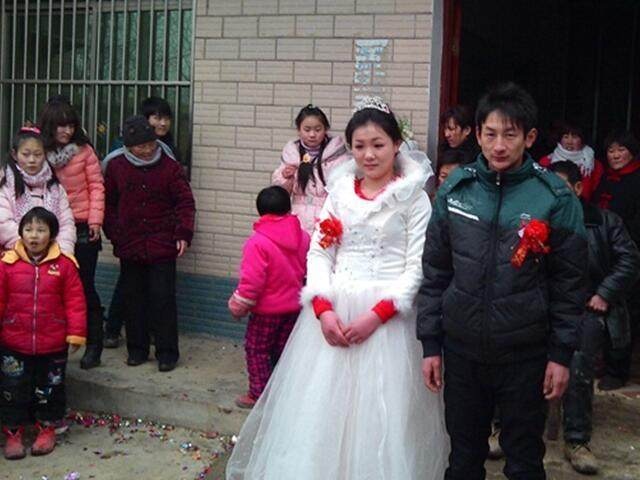 农村办婚礼,女方父亲准备的嫁妆看呆众人,网友:还能送