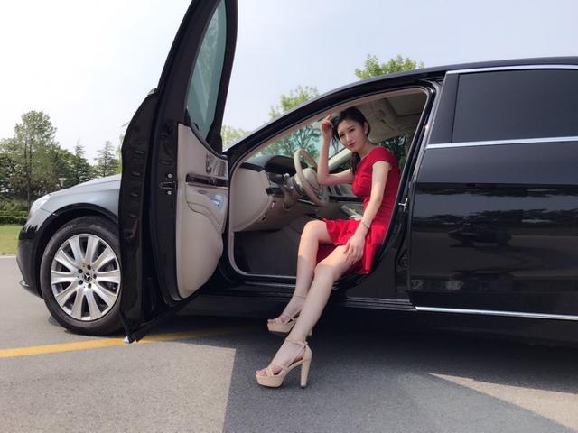 而立之年提奔驰,长腿媳妇当车模,豪车美女人生不过如此吧