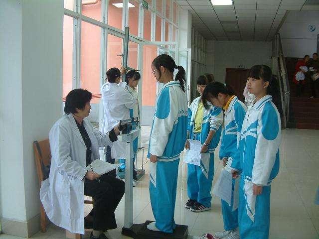2018高考体检男生女生要脱光, 身高体重对大学影响很大!