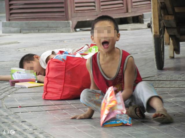 小孩被拐卖5年沿街乞讨忽然认出母亲可母亲的举动太令人心酸