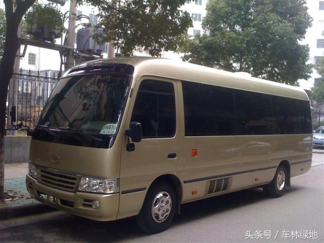 商务中巴车丰田考斯特与现代康恩迪对比