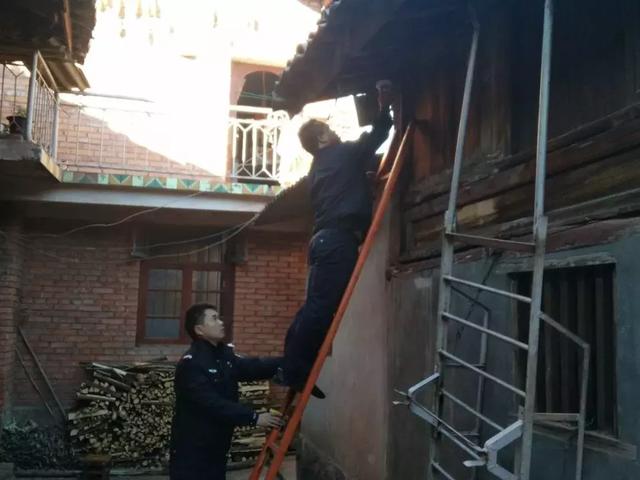 玉溪峨山:安装烟感报警器 守护群众居家安全