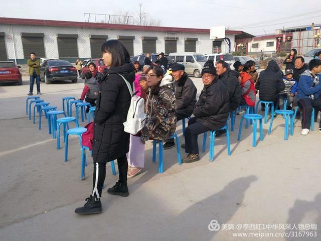 受助群众在村委会广场集合