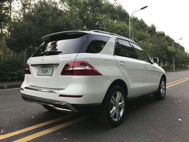 这款奔驰ml350售价25万 8速自动变速箱 做工很精细