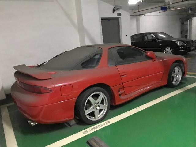 停车场偶遇一台三菱3000GT，20多年的车龄，内饰已经发霉