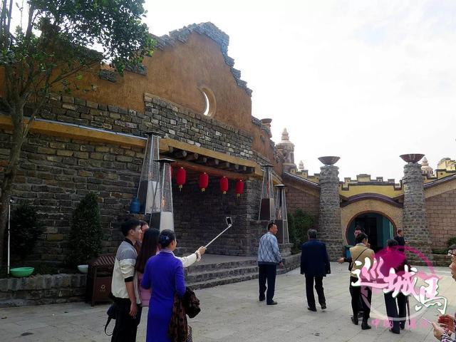 湛江螺岗小镇今开业近5000名游客涌入,吃喝玩乐一应俱