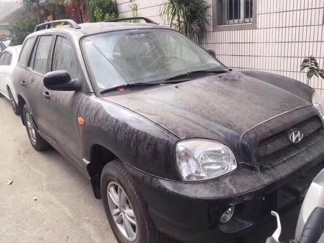 偶遇三辆不知名倒闭车,工作人员:当废铁处理,5万打包提3辆