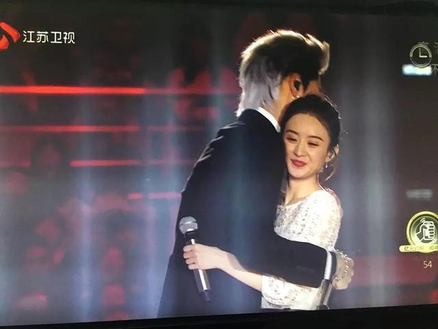 跨年亮点: 吴亦凡跨年主动拥抱赵丽颖, 嘴角笑容太幸福恋爱了?
