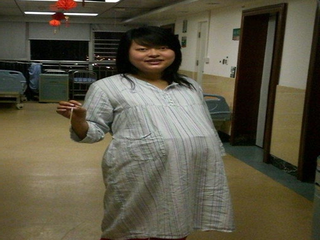 怀孕8个月坐车被旁边的女孩打了下肚子,结果眼泪都出来了!