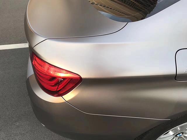宝马5系汽车改色电光棕灰车身贴膜效果图 火爆的颜色