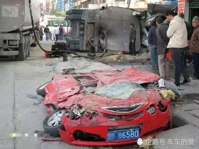 别追尾就为质量下定论,这款日系车被卡车碾压,展现出硬气的一面